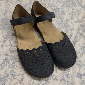 New- Women's Earth Cutout Flats
